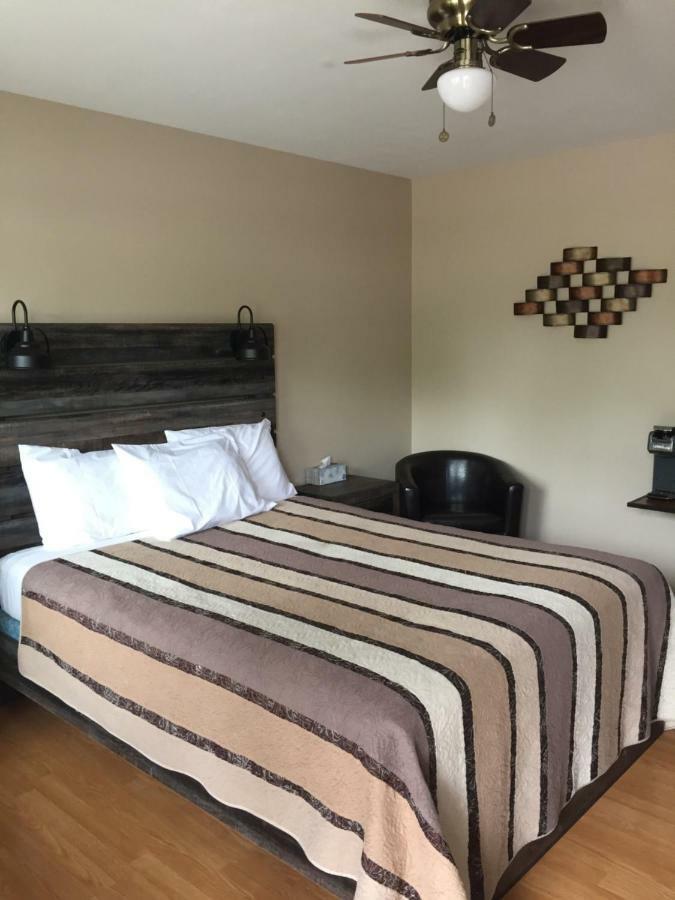 Kacee'S Northern Suites Fort Nelson Εξωτερικό φωτογραφία